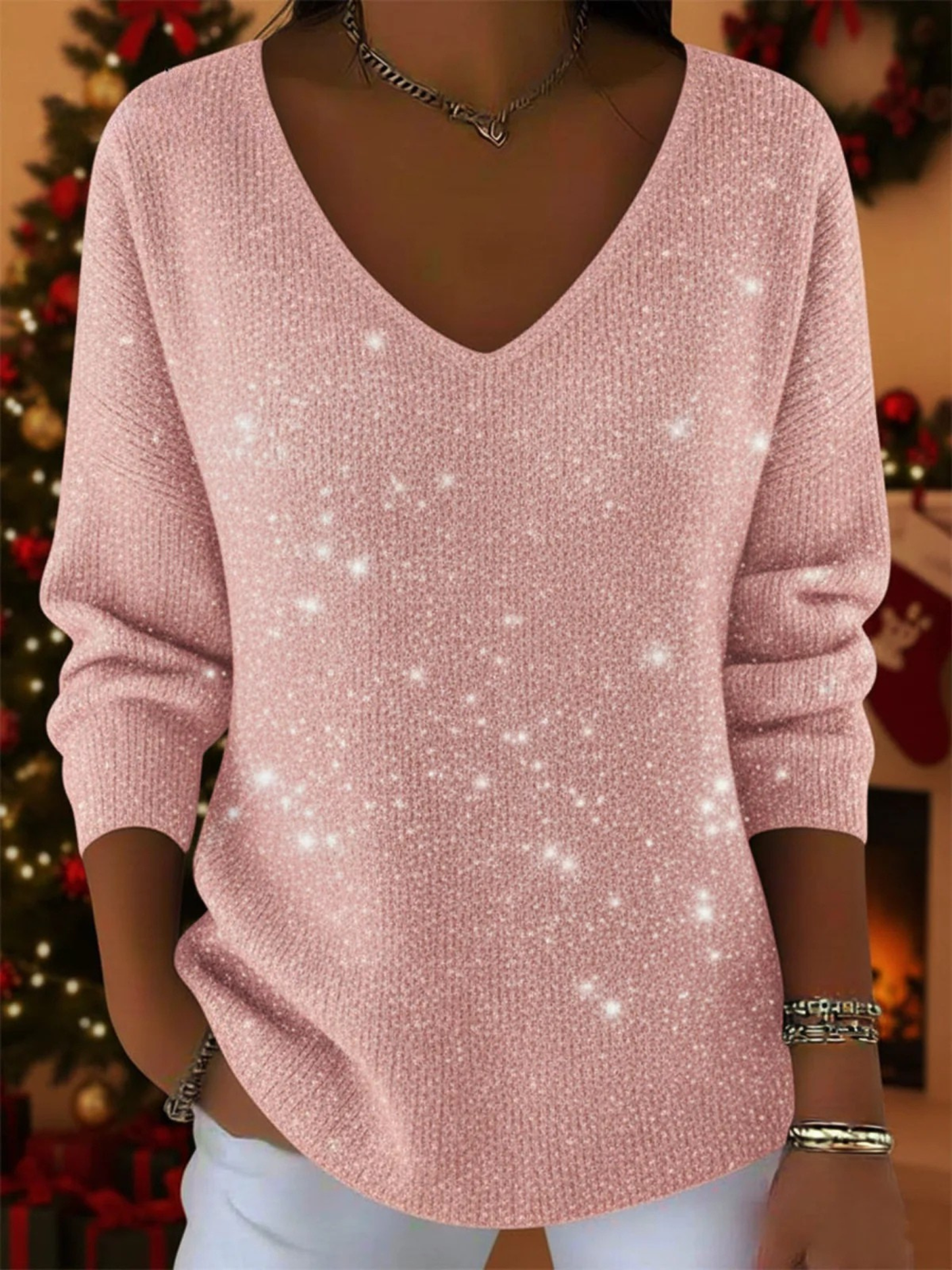 María - The festive V-neck sweater to shine during Christmas