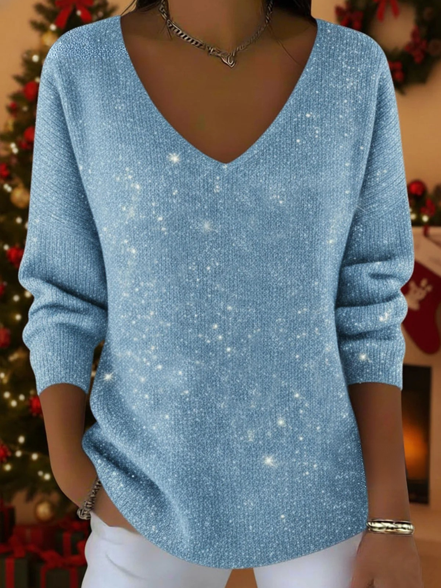 María - The festive V-neck sweater to shine during Christmas