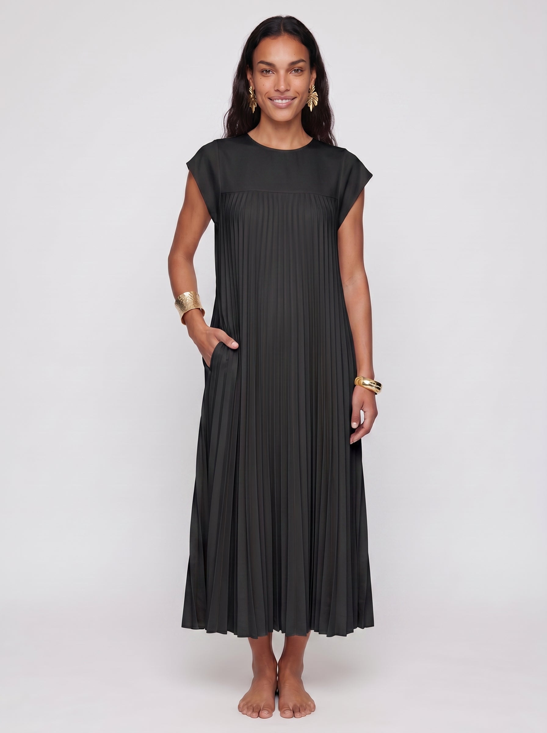 Pearl - Pleated Maxi Dress with Cap Sleeve and Side Pockets — Black_front